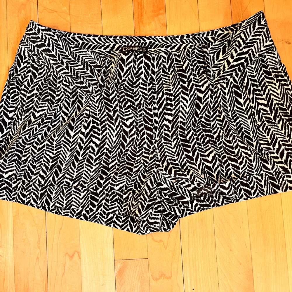 Express print shorts